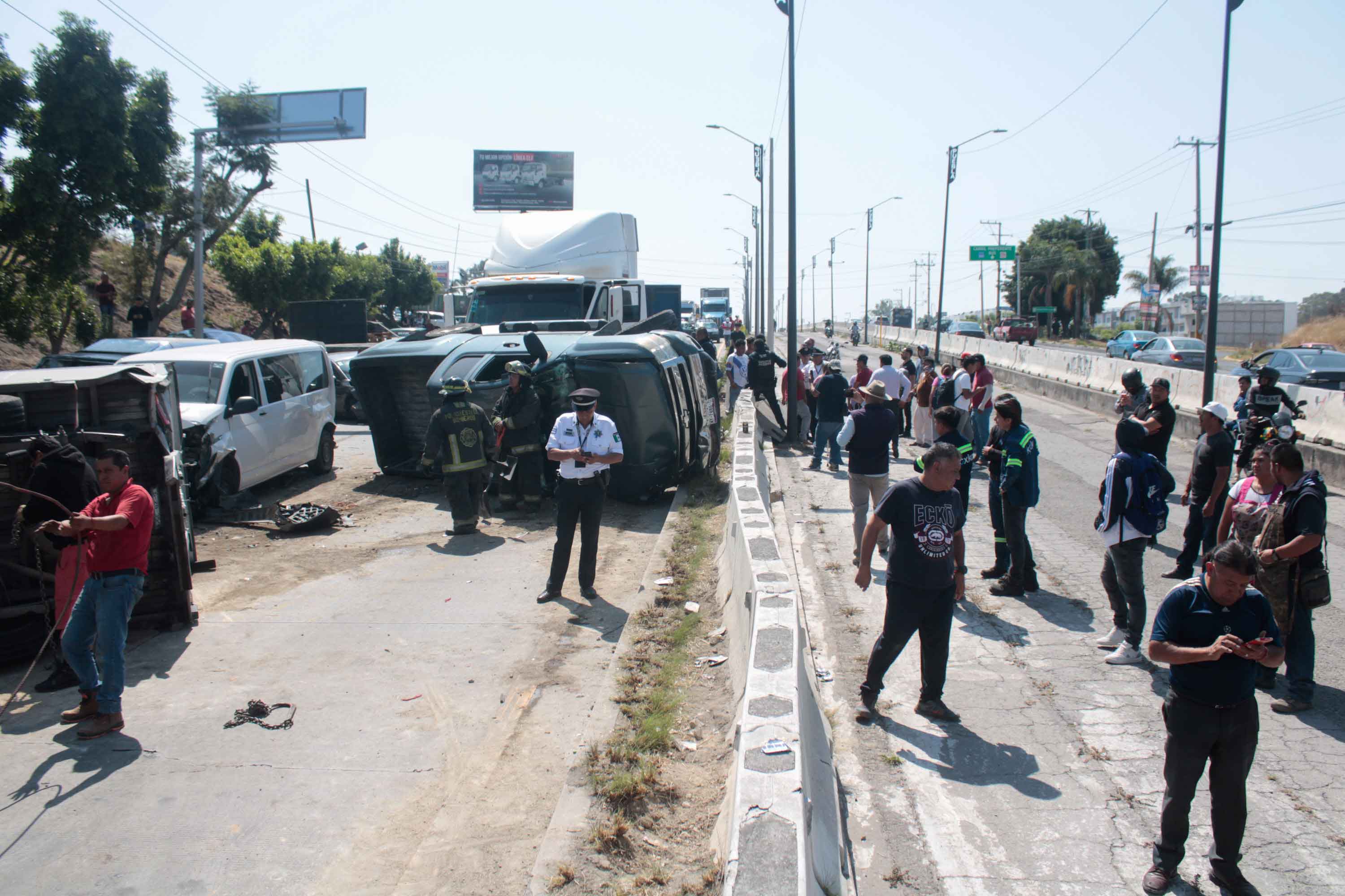 12 lesionados en el Periférico, 9 autos se estrellaron y no hay paso del Norte al Sur
