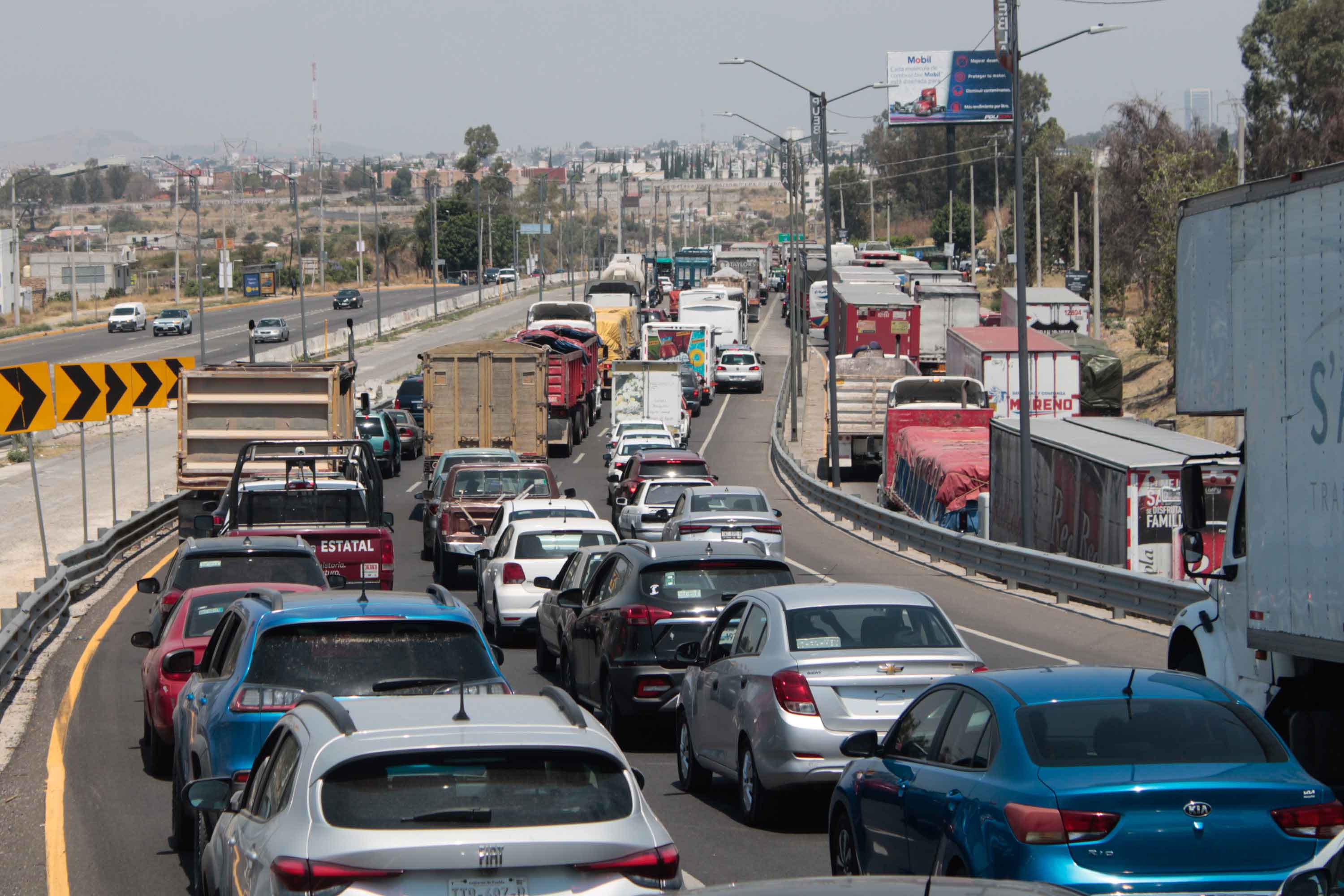 12 lesionados en el Periférico, 9 autos se estrellaron y no hay paso del Norte al Sur