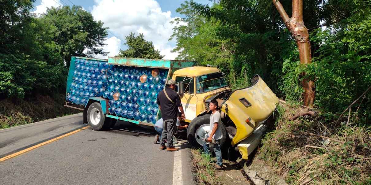 Carambola entre tres vehículos en Jalpan sólo dejó daños materiales