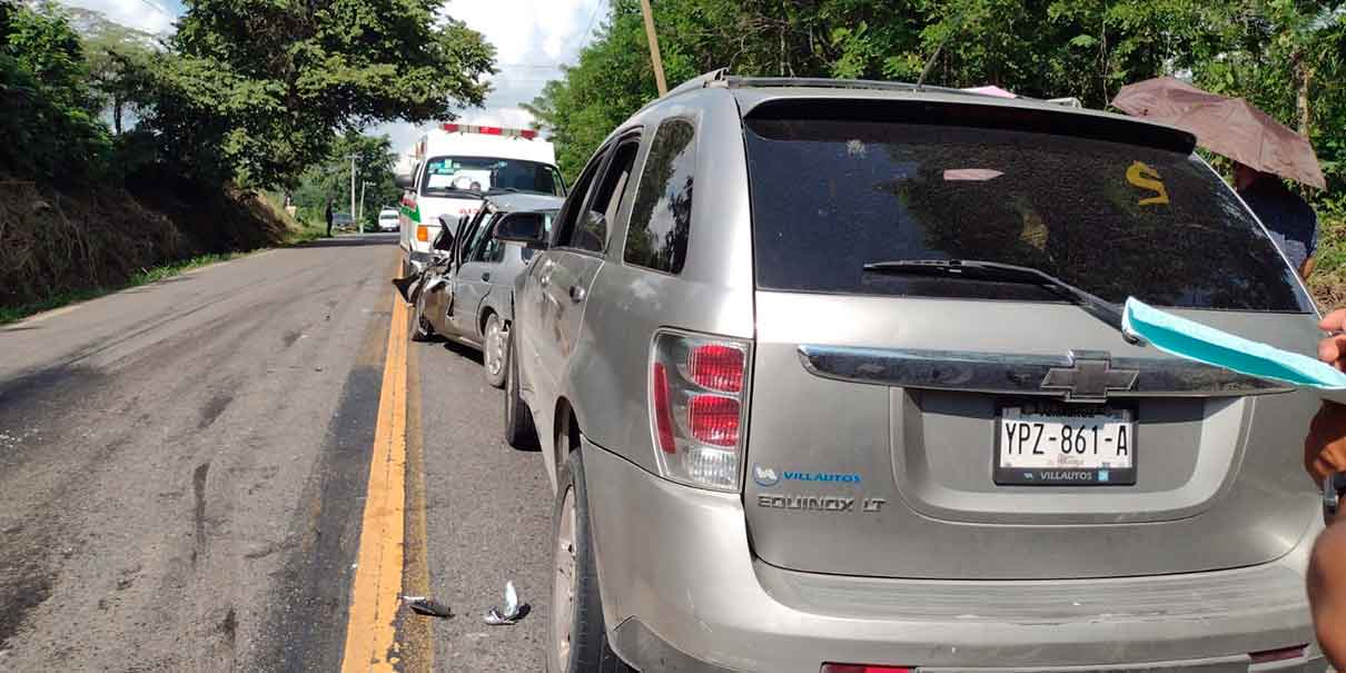 Carambola entre tres vehículos en Jalpan sólo dejó daños materiales