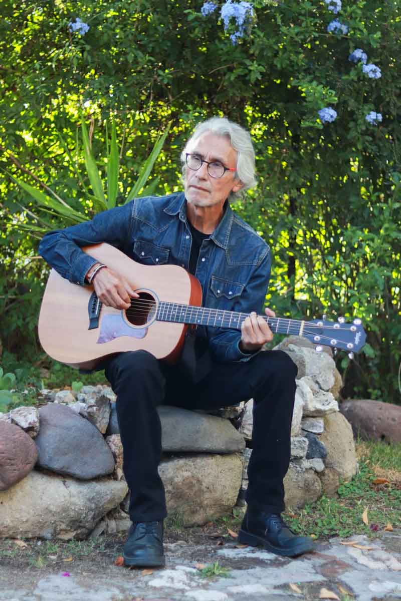 Carlos Arellano comparte disco y literatura con seguidores