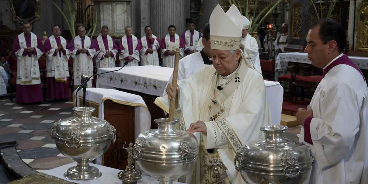 Catedral de Puebla celebra la Misa Crismal con bendición de Santos Óleos y renovación sacerdotal