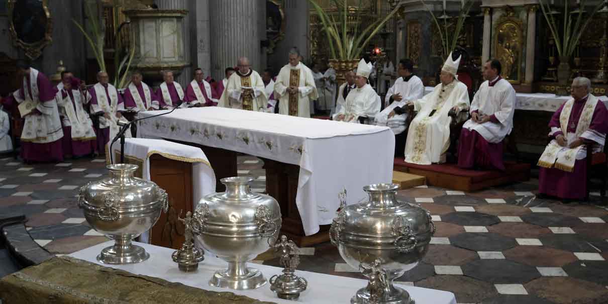 Catedral de Puebla celebra la Misa Crismal con bendición de Santos Óleos y renovación sacerdotal