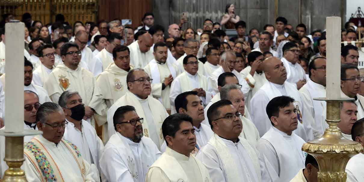 Catedral de Puebla celebra la Misa Crismal con bendición de Santos Óleos y renovación sacerdotal