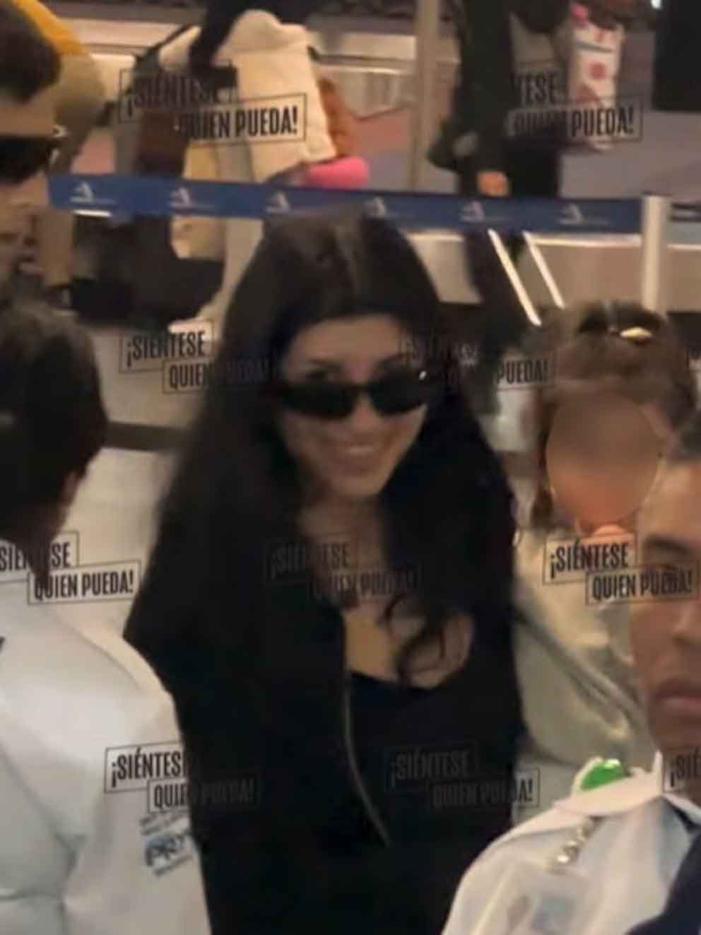 Cazzu llega a México con su hija Inti