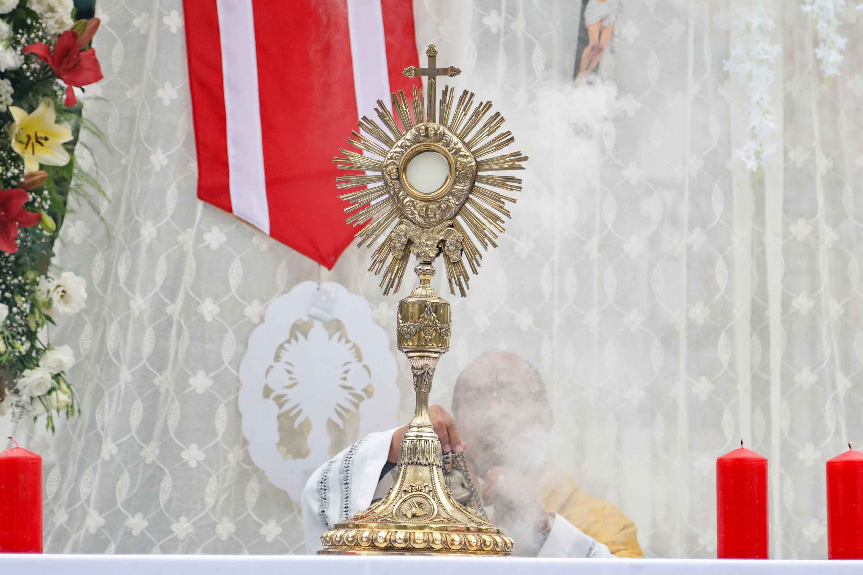 Celebran Corpus Christi con procesión y misa en Catedral de Puebla