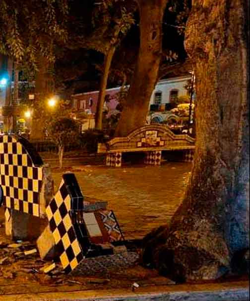Chocó conductor contra banca del zócalo de Atlixco