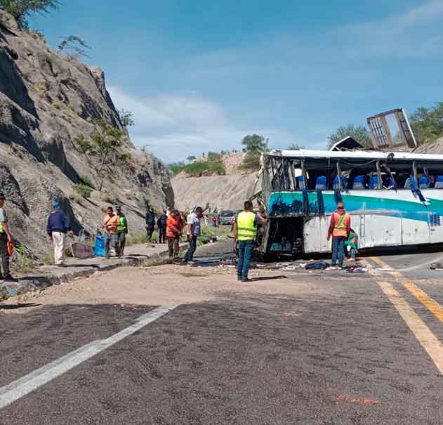 Choque en la autopista Cuacnopalan-Oaxaca dejó 15 migrantes muertos