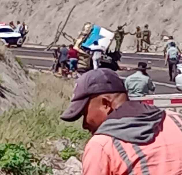 Choque en la autopista Cuacnopalan-Oaxaca dejó 15 migrantes muertos