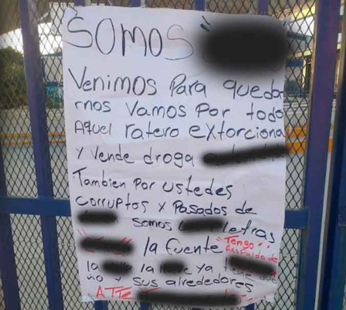 Colocan cartulina con “n4rcomensaje” en escuela primaria de Querétaro