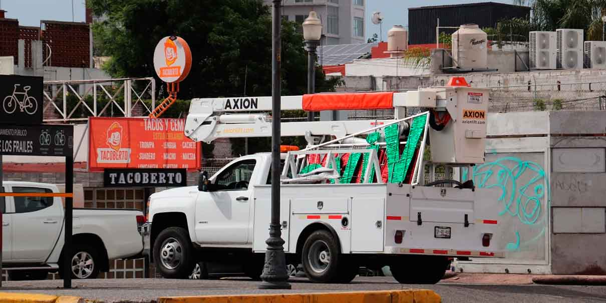 Comienza colocación de adornos patrios en la capital poblana