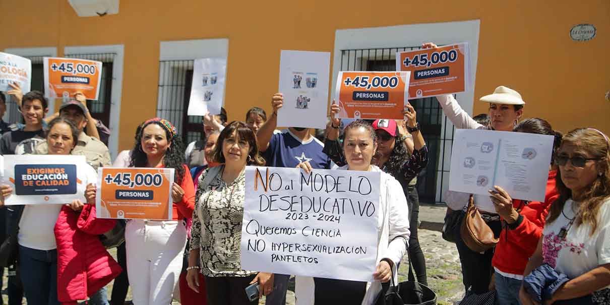 Grupo de papás se manifestaron contra la distribución de libros de texto