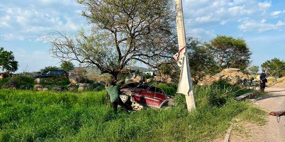 Conductor borracho vuelca en el libramiento Icatep-Utim en Izúcar