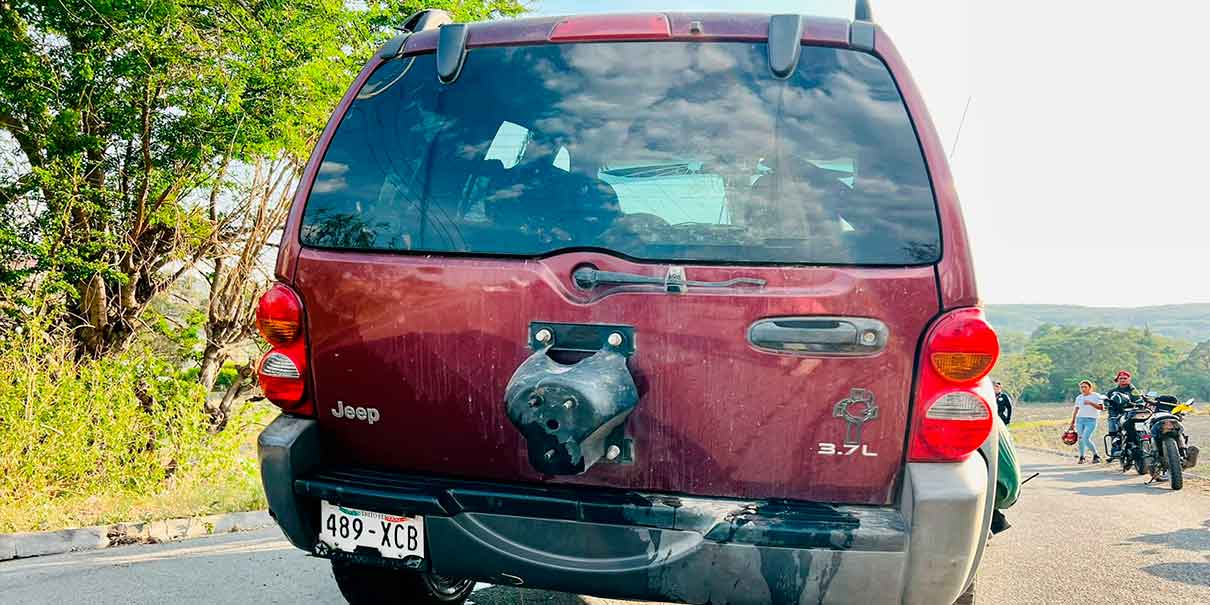 Conductor ebrio se va con su camioneta a una acequia en libramiento Icatep-UTIM