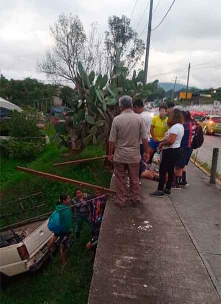 Conductor maneja a exceso de velocidad y sale del camino en Huauchinango