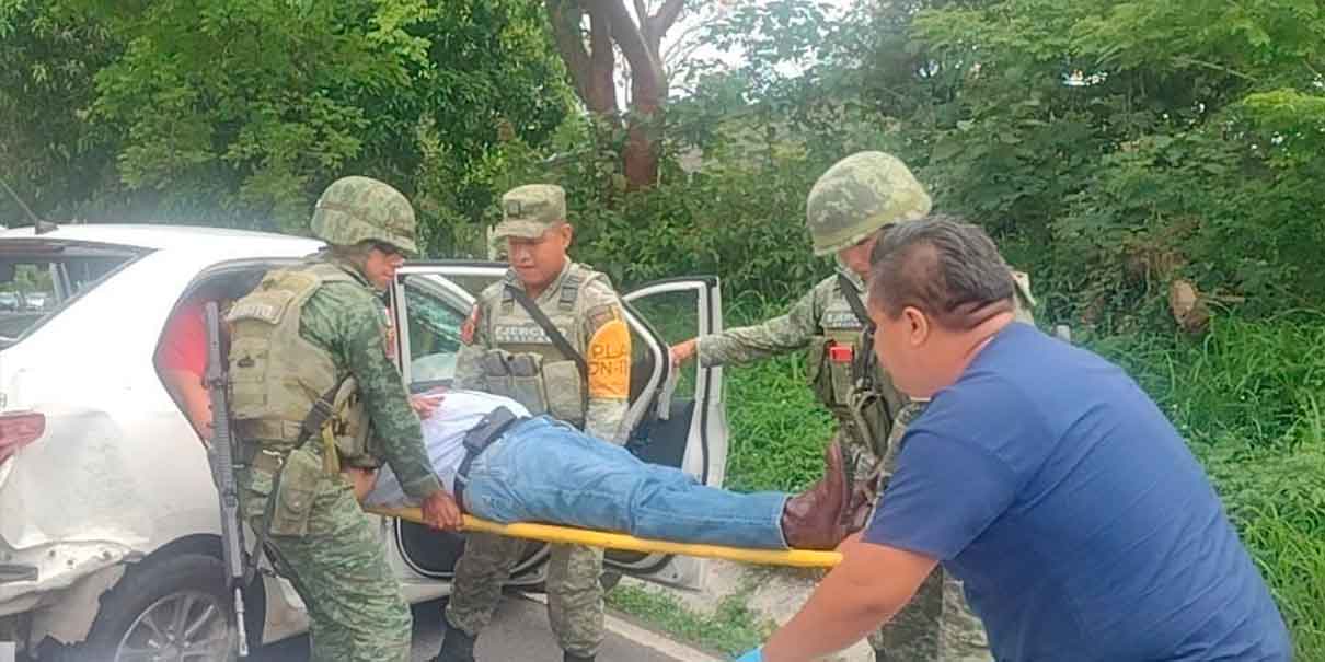 Salvan la vida a conductor tras quedar prensado en la Sierra Norte