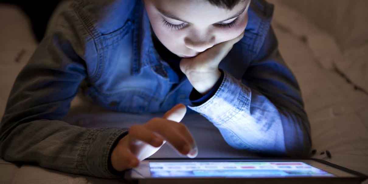 Niños sufren más miopía por constante uso de dispositivos móviles