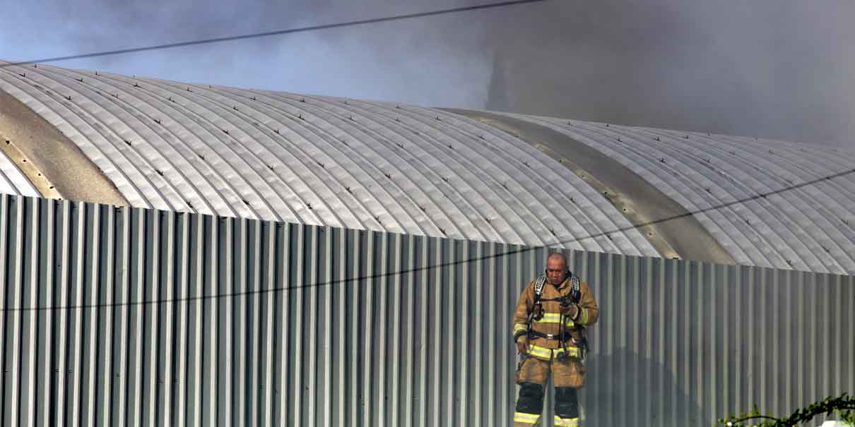 Consumió fuego bodega con material textil y autopartes