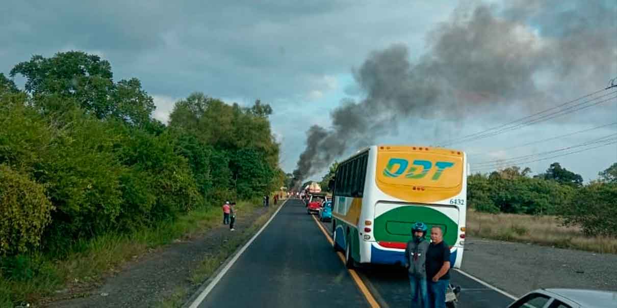 Corto circuito provoca incendio en camioneta en Venustiano Carranza