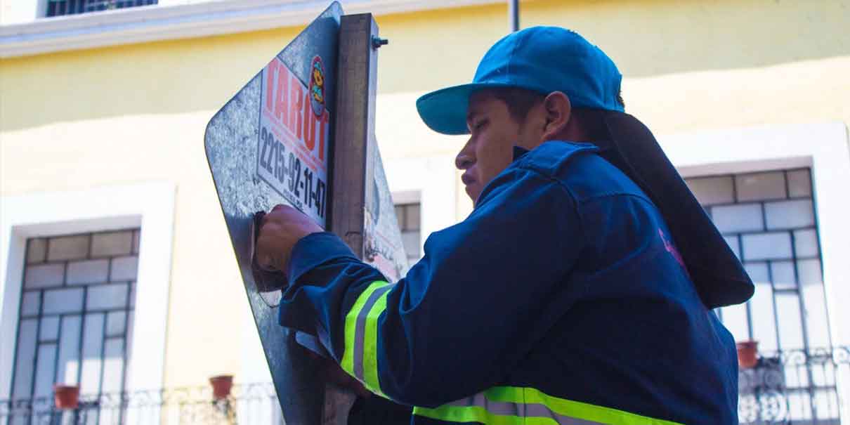Dan mantenimiento a mobiliario urbano en el Centro Histórico de Puebla
