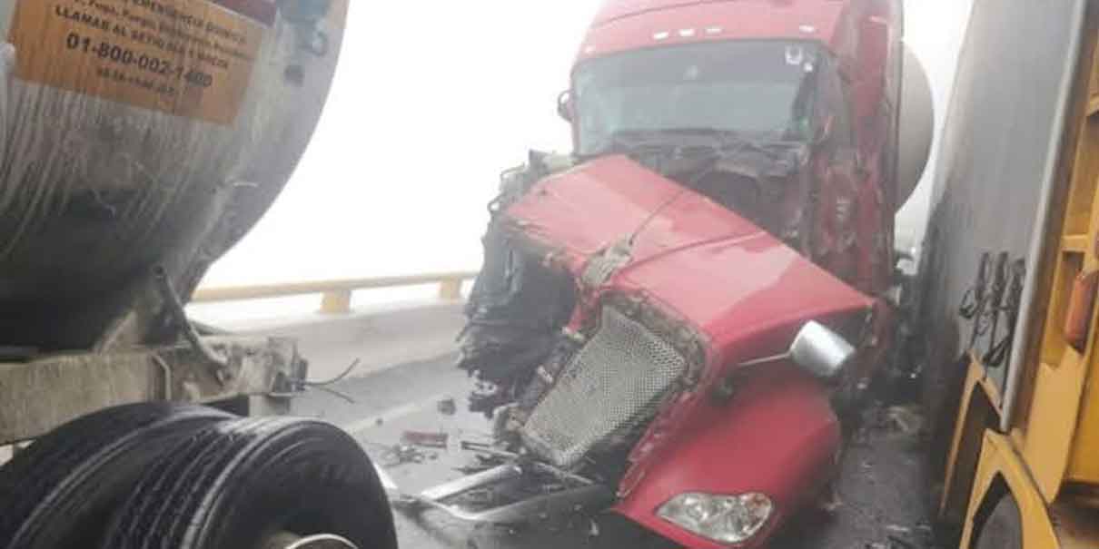 Choque de dos tráileres y un vehículo a causa de la densa neblina en la México-Tuxpan