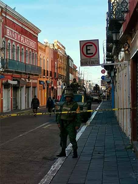 Desalojan al menos a 40 personas por INCENDIO en telas Parisina en Atlixco