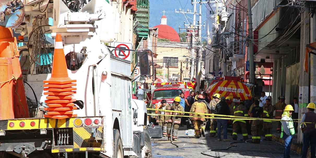 Desalojan al menos a 40 personas por INCENDIO en telas Parisina en Atlixco