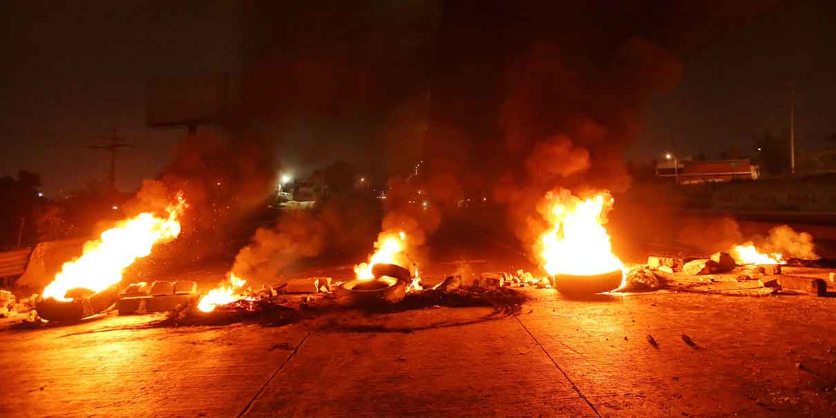 Denuncian secuestro y bloquean la autopista Puebla-Orizaba en Villa Frontera