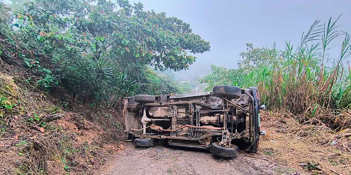 Trágica volcadura de camioneta deja dos lesionados en Xicotepec