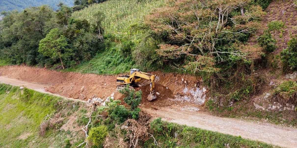 Edil de Huauchinango supervisó los avances de los trabajos de carretera artesanal