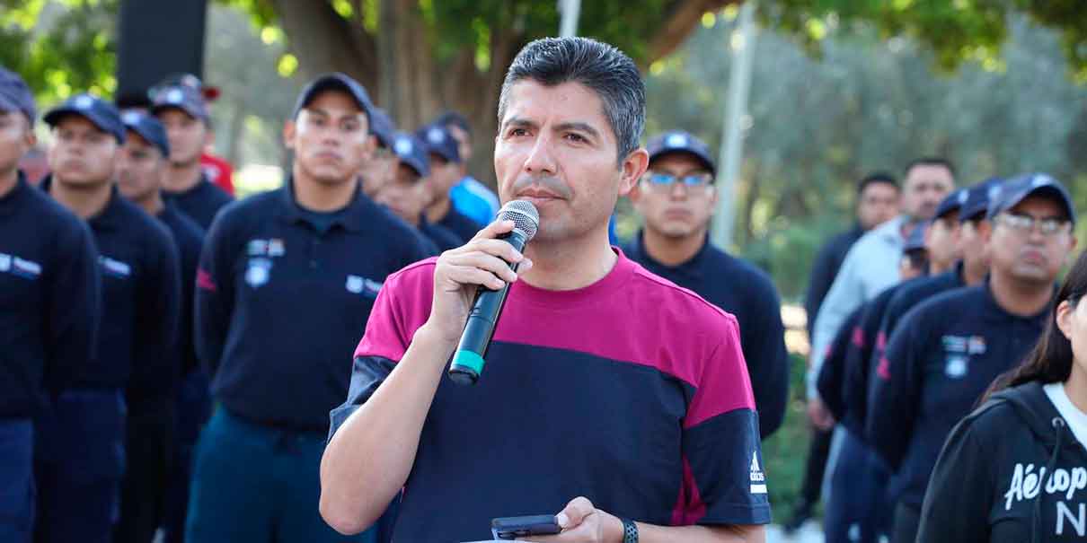 Eduardo Rivera encabeza carrera con cadetes de la Academia de Policía