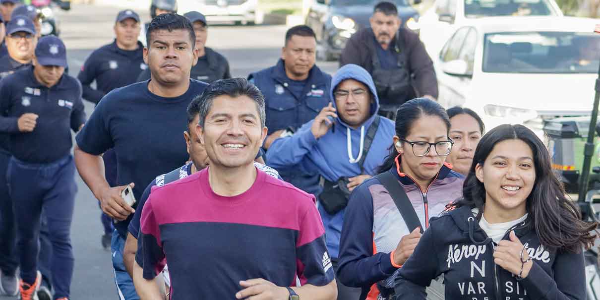 Eduardo Rivera encabeza carrera con cadetes de la Academia de Policía