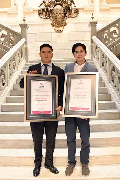 Eduardo Rivera entregó el Premio Municipal de la Juventud a dos alumnos de la BUAP