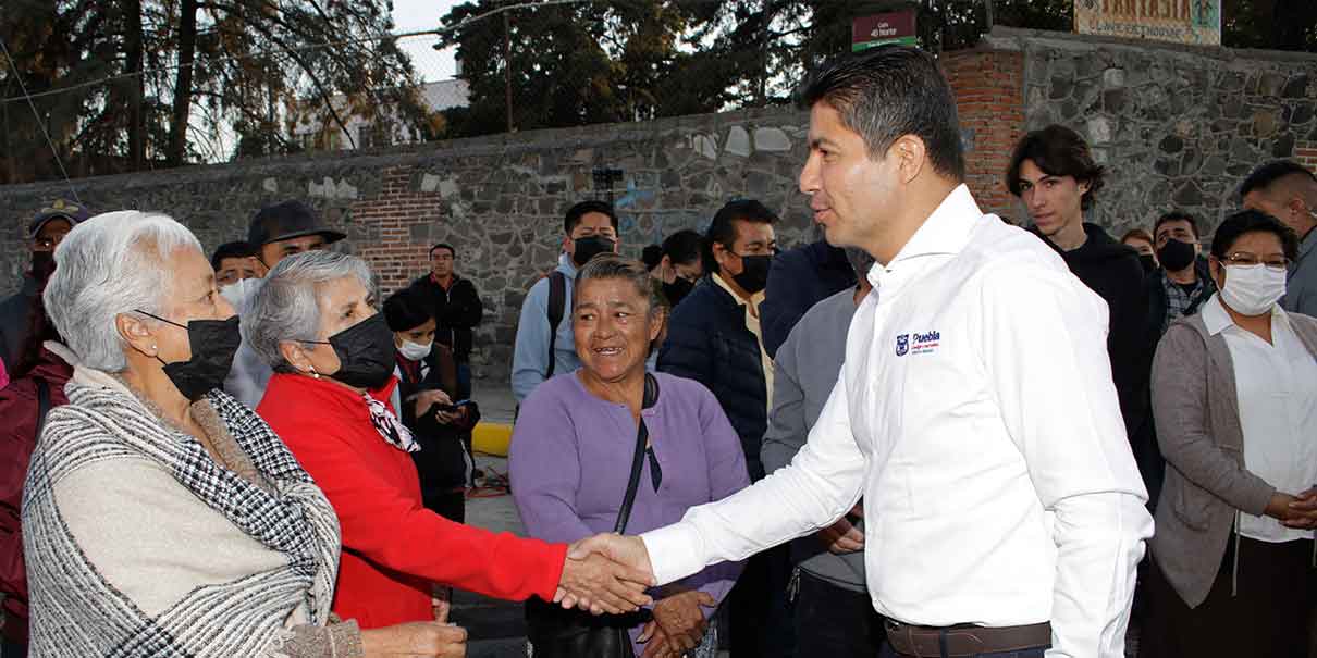 Eduardo Rivera entregó renovada la calle 16 Oriente a los habitantes de la zona