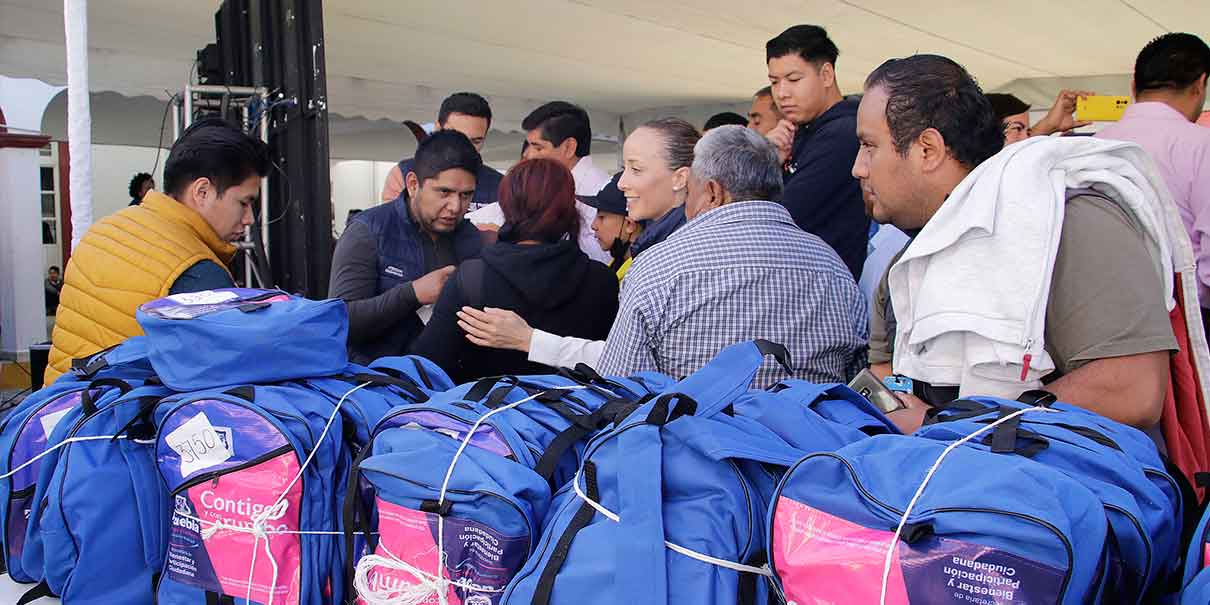 Eduardo Rivera repartió útiles escolares y mochilas a niños de Xonacatepec