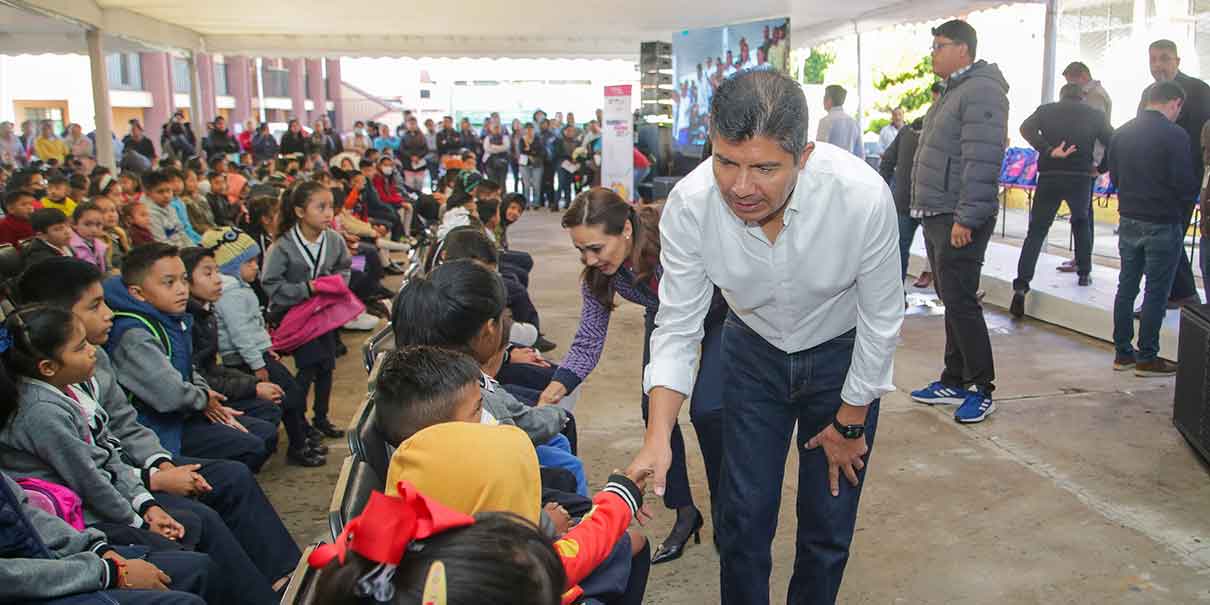 Eduardo Rivera repartió útiles escolares y mochilas a niños de Xonacatepec