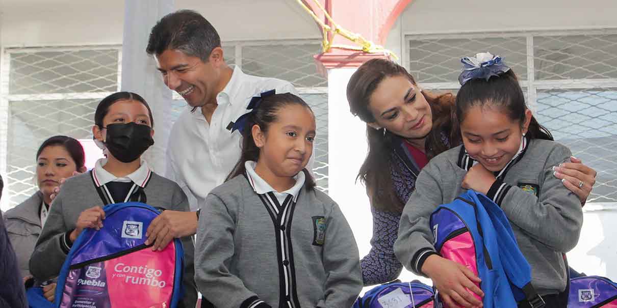 Eduardo Rivera repartió útiles escolares y mochilas a niños de Xonacatepec