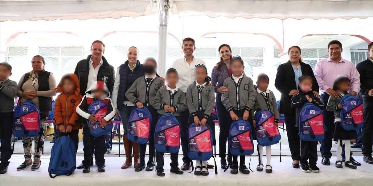 Eduardo Rivera repartió útiles escolares y mochilas a niños de Xonacatepec