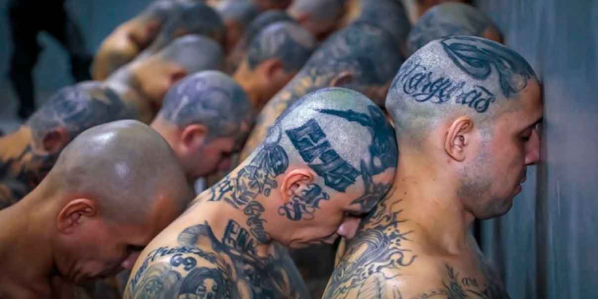 Hombres rapados y tatuados así trasladaron a 2 mil reos a la aterradora prisión en El Salvador