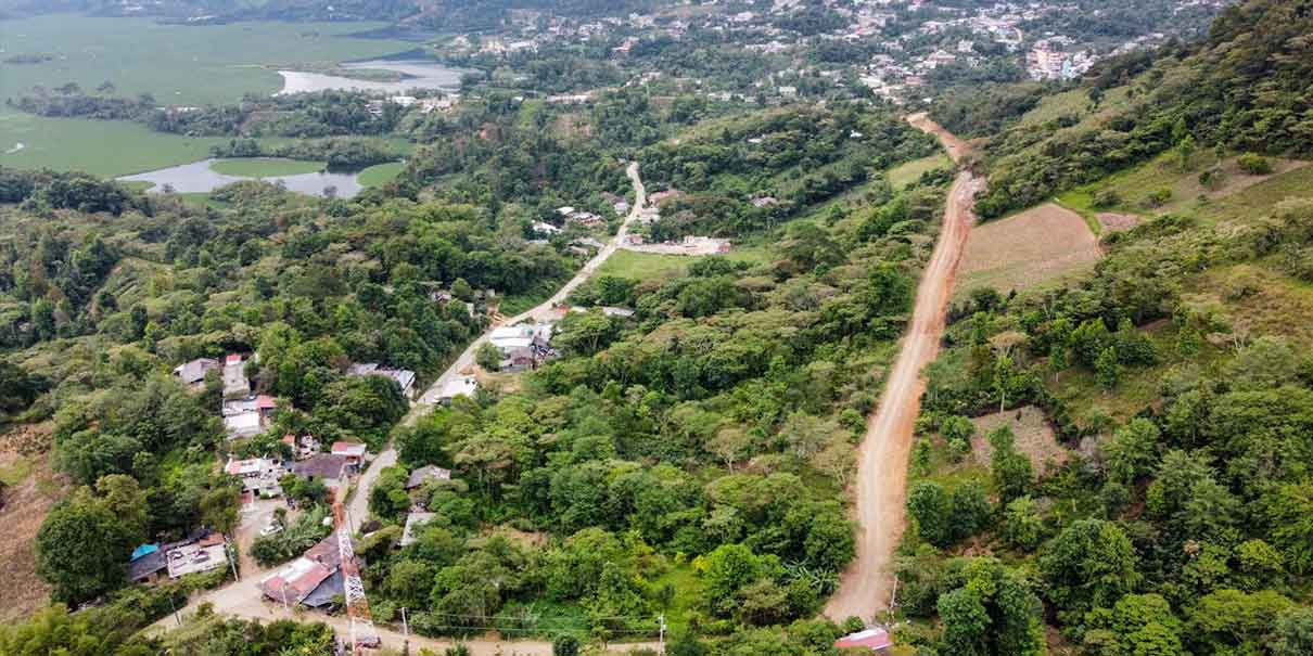 Edil de Huauchinango supervisó los avances de los trabajos de carretera artesanal