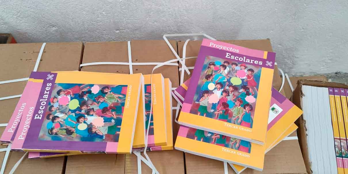 En calma y con apoyo de padres de familia reparten más de 120 mil libros de texto en Axocopan, Atlixco