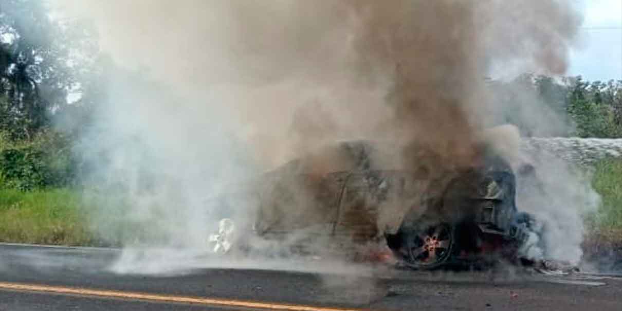 Corto circuito provoca incendio en camioneta en Venustiano Carranza