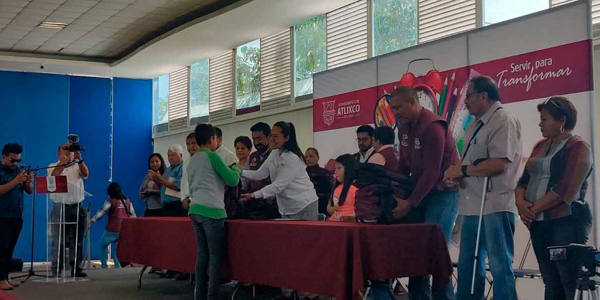 Entregan más de mil paquetes escolares a niños de Atlixco