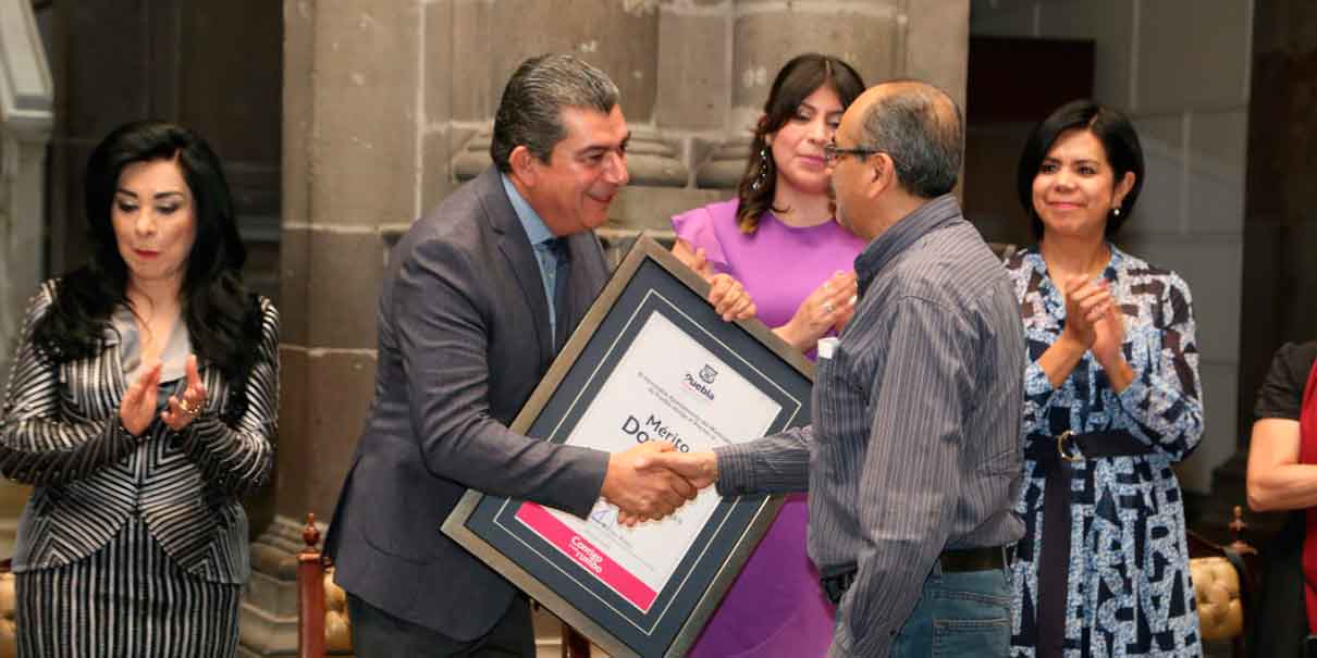 Entrega Ayuntamiento de Puebla distinciones al mérito docente