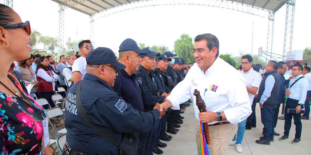 Autoridades y habitantes de San Pedro Cholula y Tehuacán recibieron obras, patrullas y escrituras