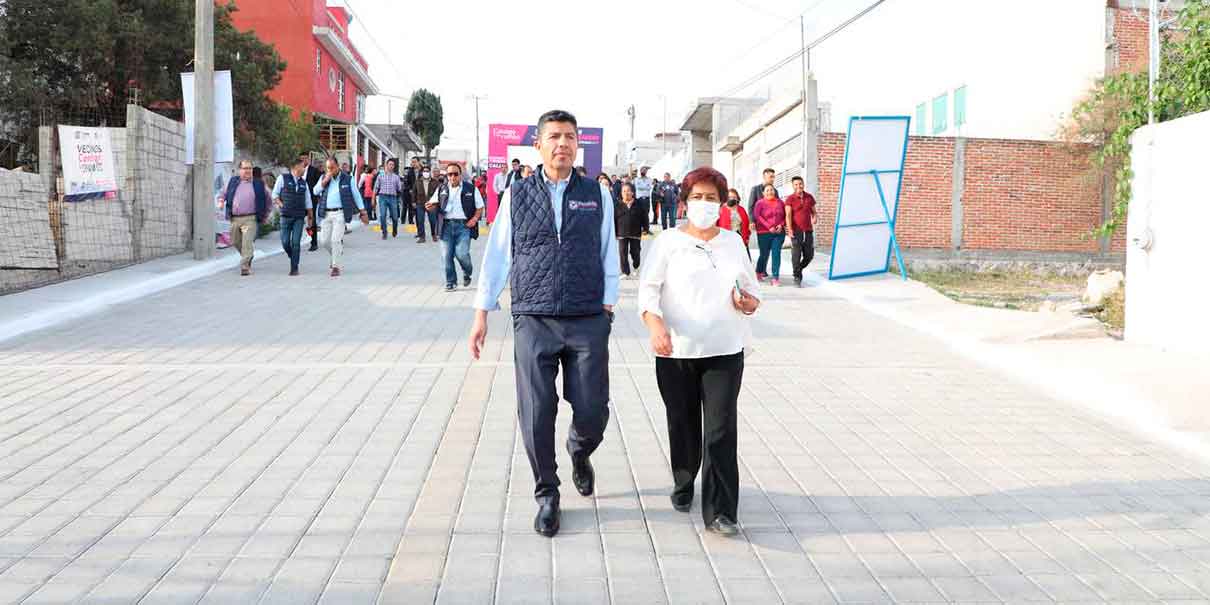 Entregan calle rehabilitada a vecinos de la colonia Clavijero