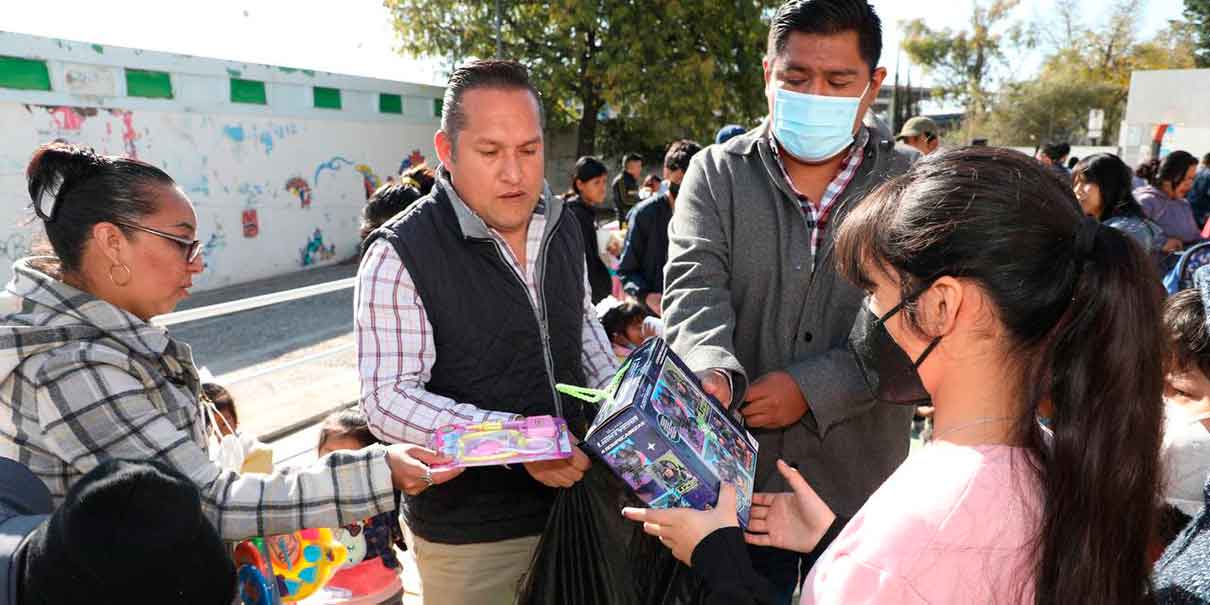 ​ Puebla, Pue. Eduardo Rivera Pérez, presidente municipal de Puebla, celebró el Día de Reyes Magos junto a vecinos de Infonavit La Margarita con la entrega de juguetes para niños de la colonia.  Te puede interesar: Los Reyes Magos llegaron a las juntas auxiliares e inspectoras de Puebla capital   Asimismo, realizó la tradicional partida de rosca en el lugar para compartir con todos los presentes en la cancha del Parque Cometra.  En este evento también se entregó la cancha rehabilitada a la comunidad.       *BC  ​