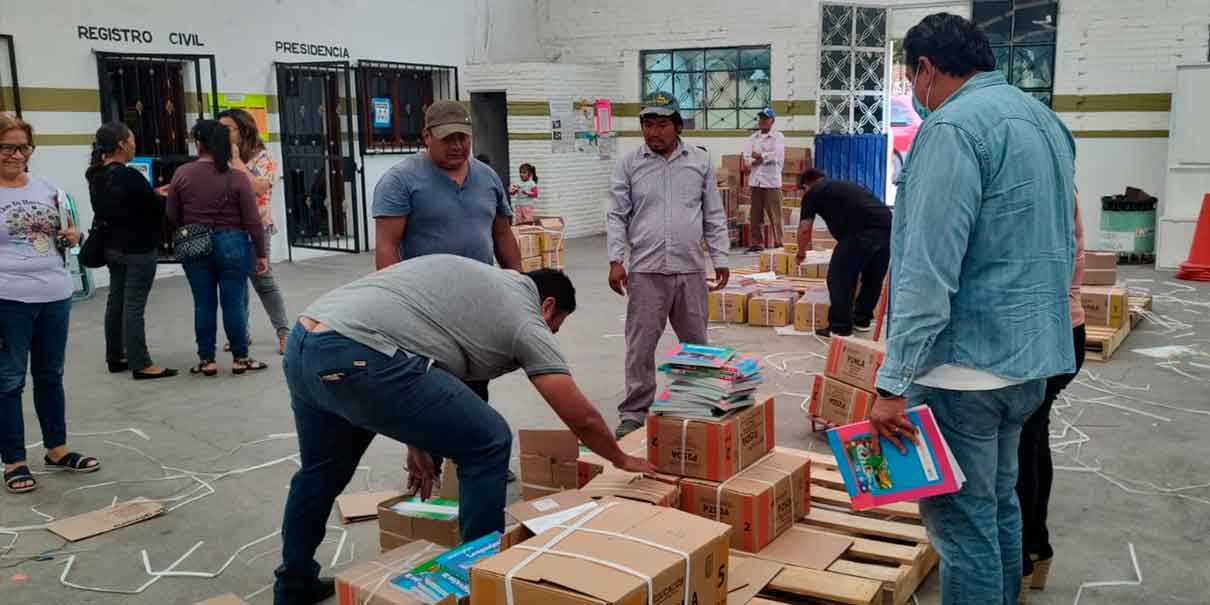 Entregan más de 120 mil libros de texto gratuitos en Axocopan, Atlixco