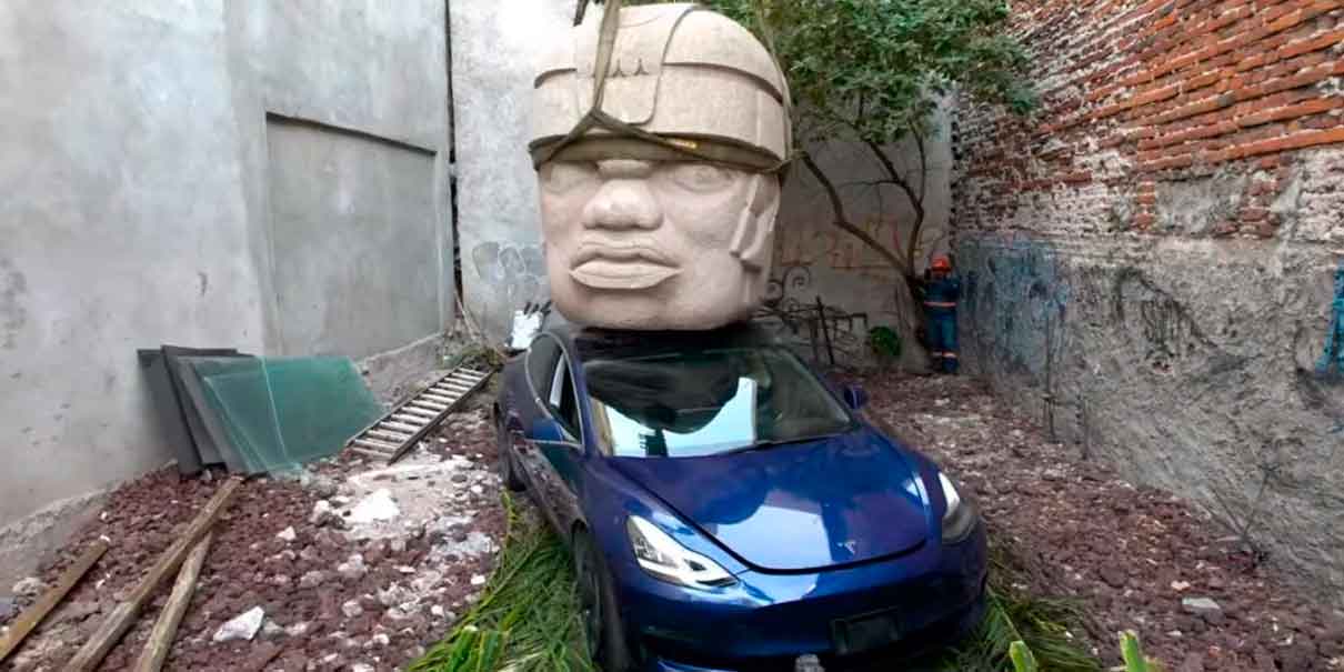 Aparece Tesla aplastado por cabeza Olmeca en Ciudad de México 