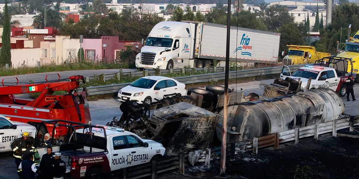 Expl0sión de pipa en Periférico Ecológico deja un muerto